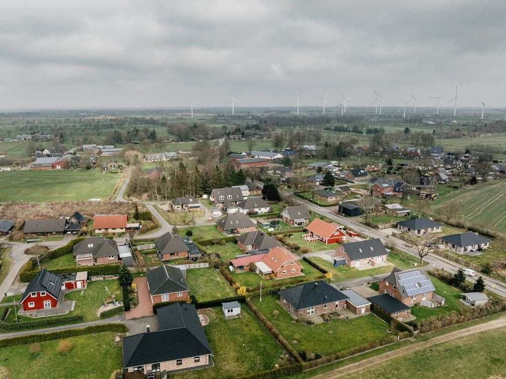 Luftaufnahme von Goldebek mit Feldern und Wohnhäusern